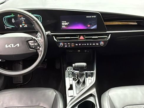 Used 2023 Kia Niro EX image 12