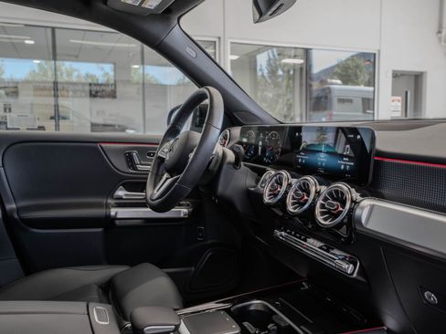 Used 2023 Mercedes-Benz GLB 250 4MATIC image 18
