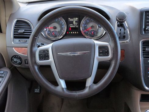 Used 2014 Chrysler Town & Country Touring-L w/ Driver Convenience Group image 23