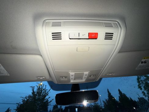 Used 2016 Volkswagen e-Golf SEL Premium w/ Driver Assistance Package image 29