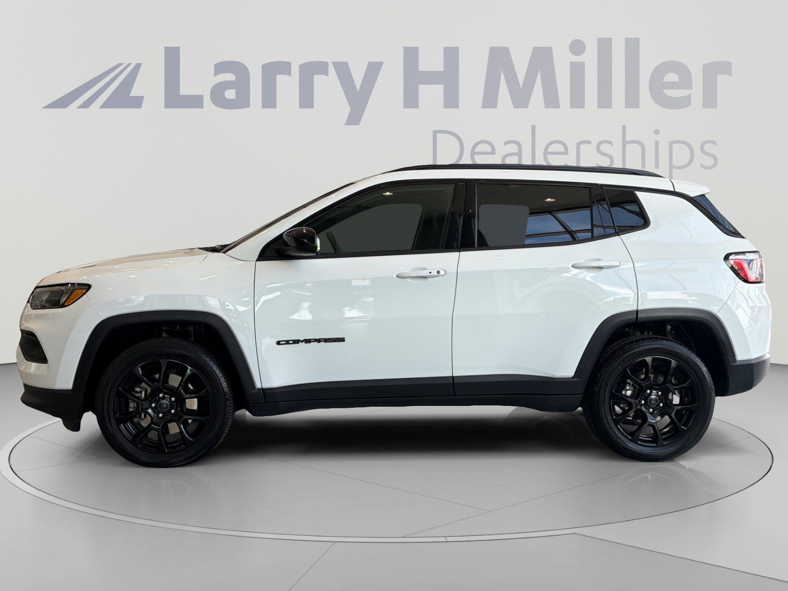 Used 2025 Jeep Compass Latitude w/ Convenience Group AWD/4WD image 2