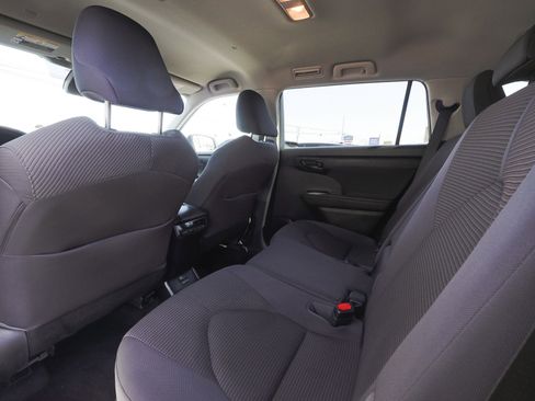 Used 2022 Toyota Highlander LE AWD/4WD image 32
