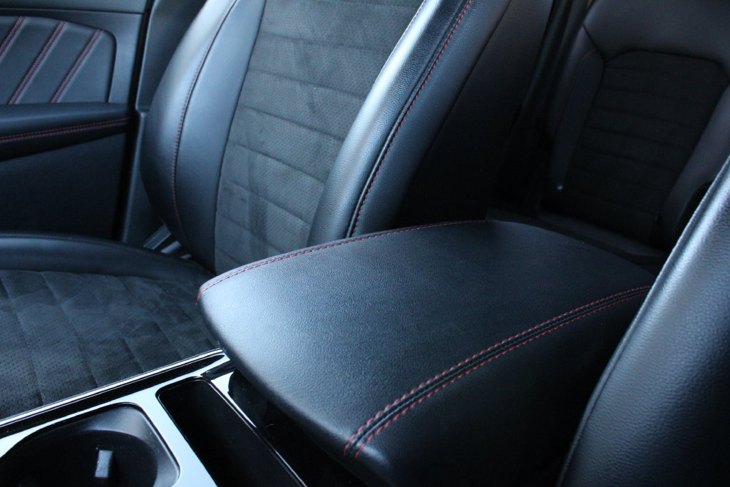 Used 2020 Ford Edge ST-Line w/ Cold Weather Package FWD image 17