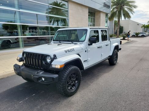 Used 2023 Jeep Gladiator Willys AWD/4WD image 8