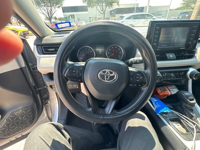 Used 2021 Toyota RAV4 XLE w/ Convenience Package FWD image 9