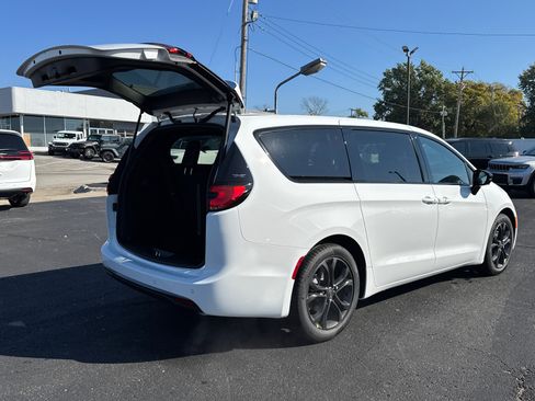 New 2026 Chrysler Pacifica Select image 19
