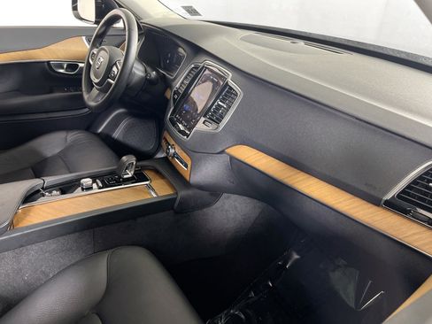 Used 2023 Volvo XC90 B6 Plus image 31