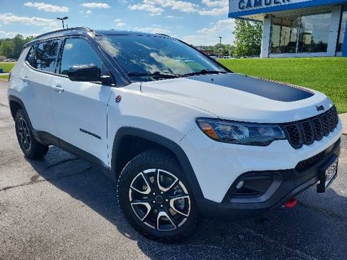 Used 2025 Jeep Compass Trailhawk AWD/4WD image 2