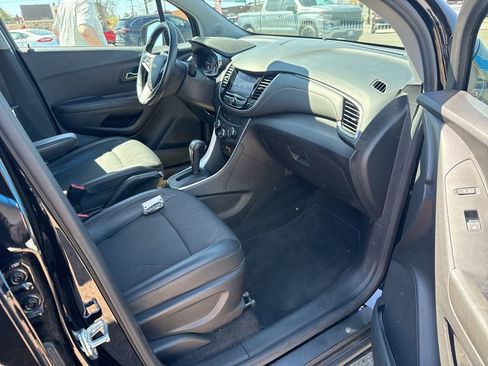 Used 2022 Chevrolet Trax LT w/ LT Convenience Package AWD/4WD image 33