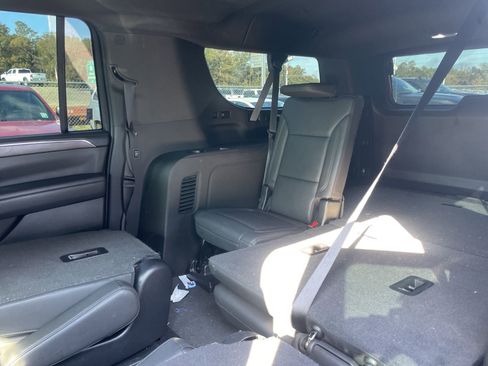 Used 2022 Chevrolet Suburban LT w/ Luxury Package image 12