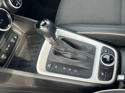 Used 2025 Hyundai Venue Limited FWD image 19