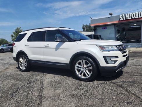 Used 2017 Ford Explorer XLT w/ Equipment Group 202A AWD/4WD image 8