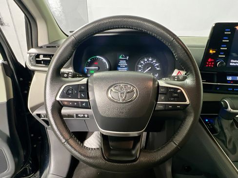 Used 2023 Toyota Sienna XLE FWD image 17