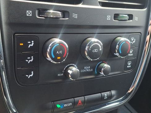 Used 2014 Dodge Grand Caravan SXT FWD image 16