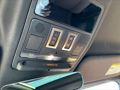 Used 2025 Land Rover Defender 110 X-Dynamic SE image 36