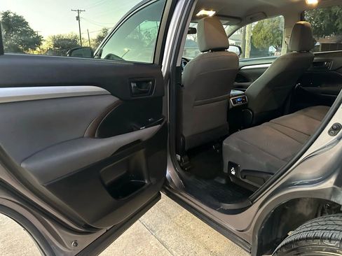 Used 2018 Toyota Highlander FWD V6 image 9