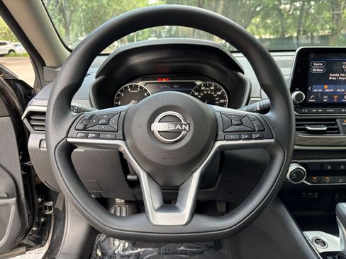 Used 2025 Nissan Altima 2.5 SV FWD image 38