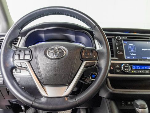 Used 2017 Toyota Highlander XLE AWD/4WD image 31