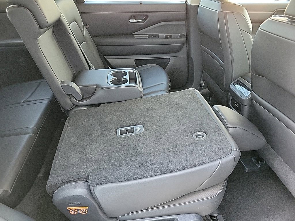 Used 2025 Nissan Pathfinder SL AWD/4WD image 17