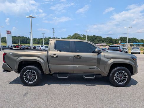 Used 2025 Toyota Tacoma TRD Sport w/ TRD Sport Upgrade Package AWD/4WD image 6