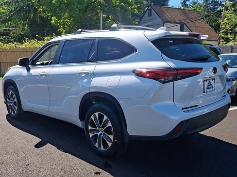 Used 2023 Toyota Highlander XLE AWD/4WD image 4