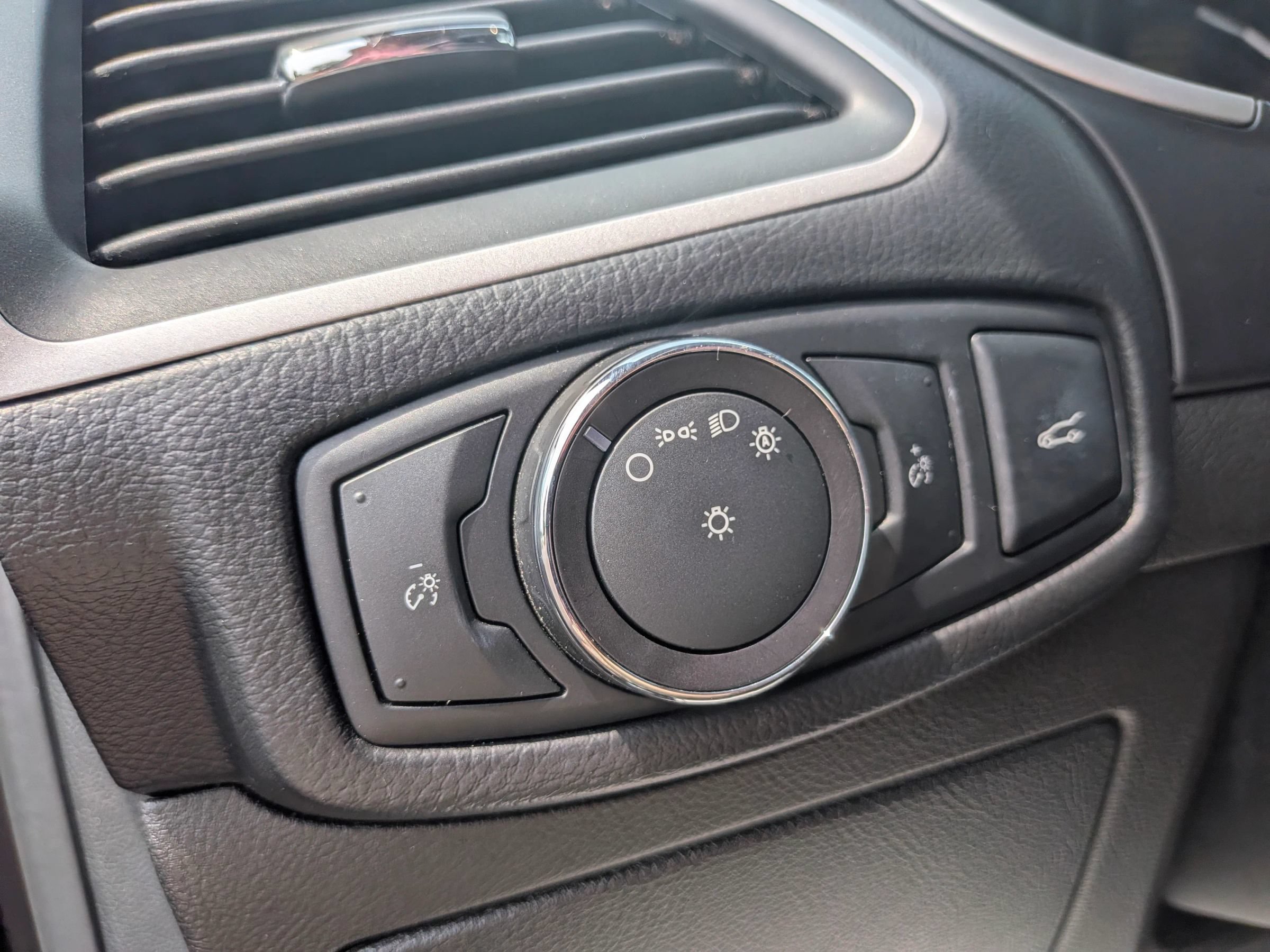 Used 2018 Ford Edge SEL w/ Equipment Group 201A AWD/4WD image 25