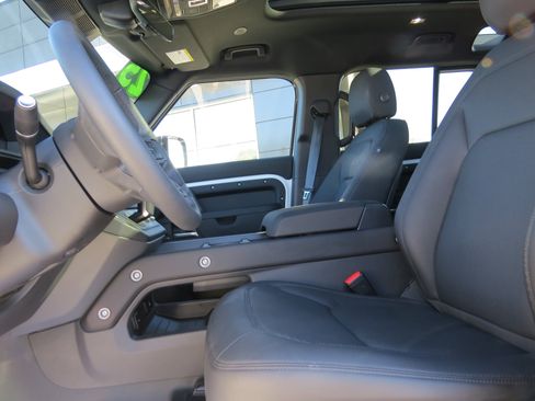 Used 2025 Land Rover Defender 110 X-Dynamic SE image 15