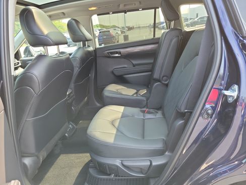 Certified 2025 Toyota Highlander Platinum AWD/4WD image 12