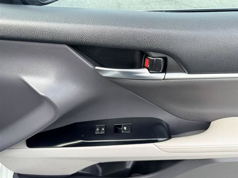 Used 2020 Toyota Camry XLE FWD image 17