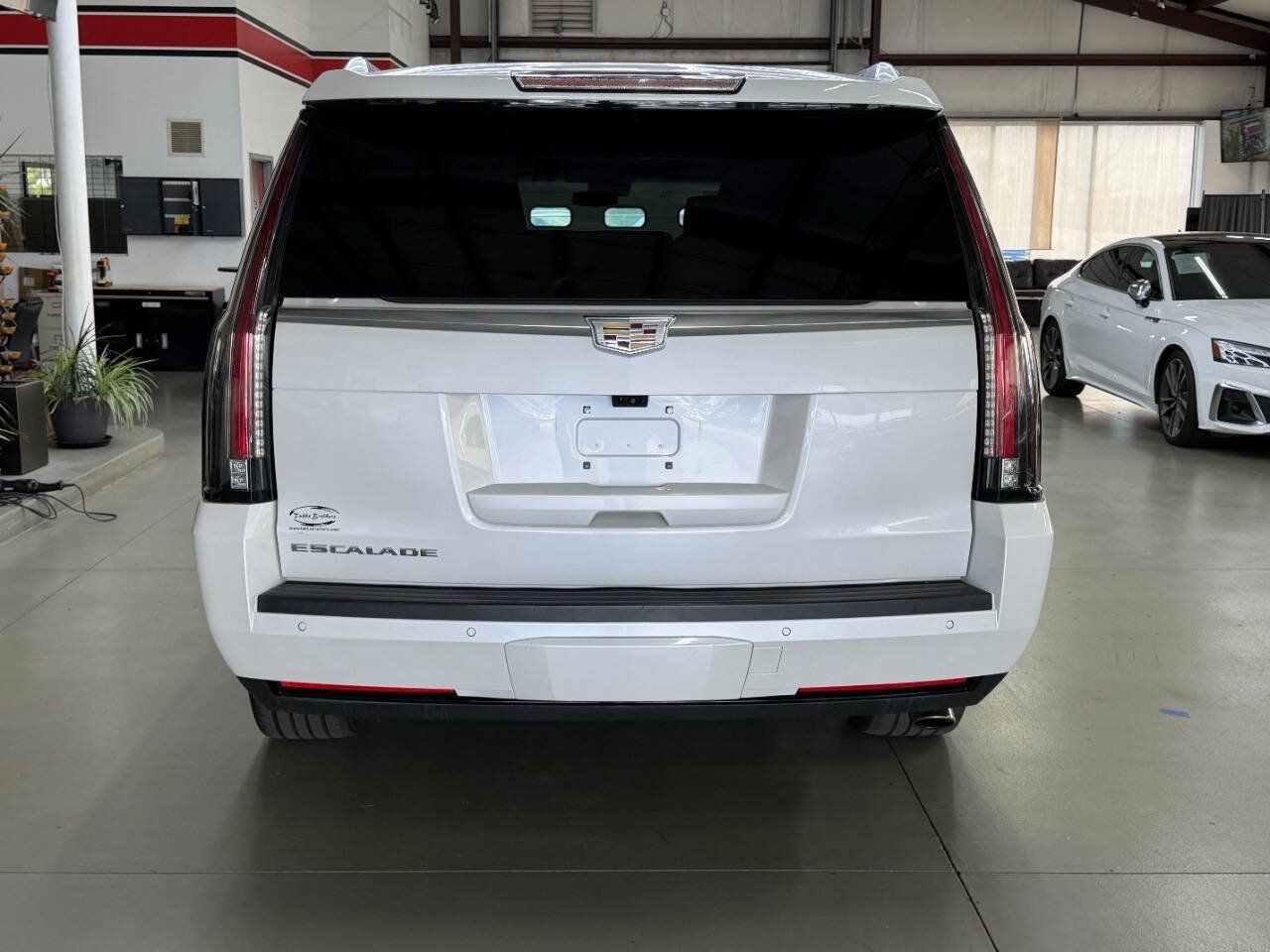 Used 2017 Cadillac Escalade ESV Platinum AWD/4WD image 3