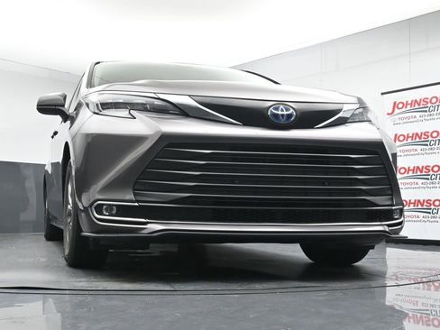 Used 2024 Toyota Sienna XLE FWD image 33