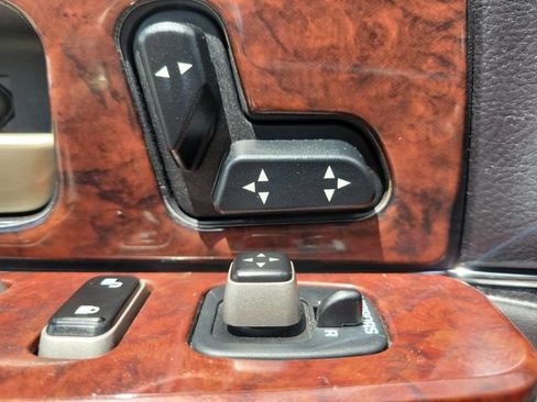 Used 2004 Lincoln Town Car Signature RWD image 18