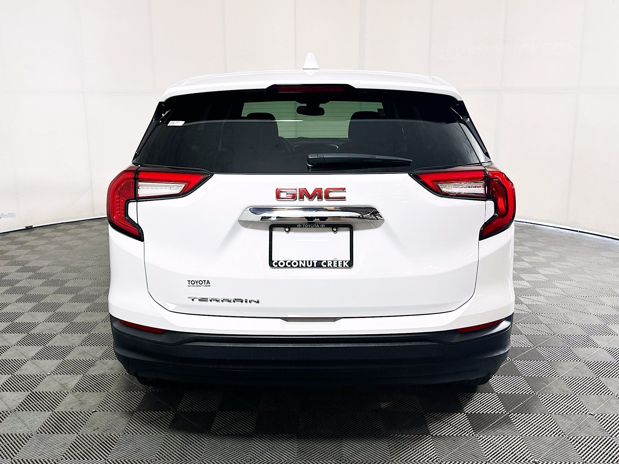 Used 2024 GMC Terrain SLE FWD image 4