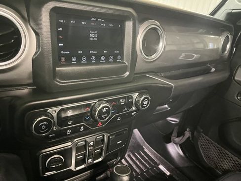 Used 2021 Jeep Gladiator Overland image 16