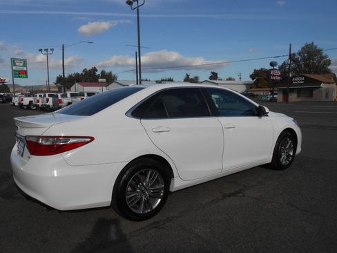 Used 2017 Toyota Camry SE image 9