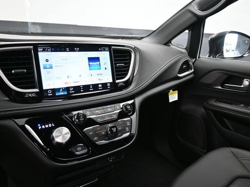 New 2027 Chrysler Pacifica Select FWD image 17