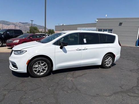 Used 2025 Chrysler Pacifica Select FWD image 14