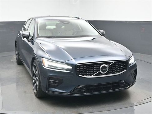 Used 2025 Volvo S60 B5 Plus image 2