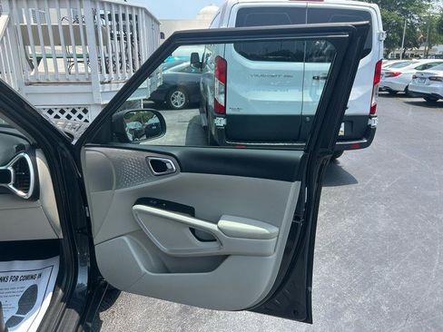 Used 2025 Kia Soul LX w/ LX Technology Package FWD image 23