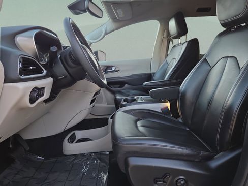 Used 2023 Chrysler Pacifica Touring-L image 25