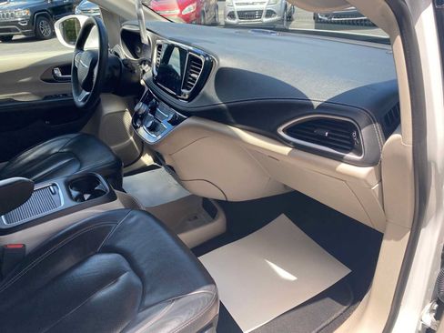 Used 2022 Chrysler Pacifica Touring-L FWD image 29