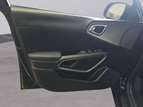 Used 2025 Kia Soul LX w/ LX Technology Package FWD image 11