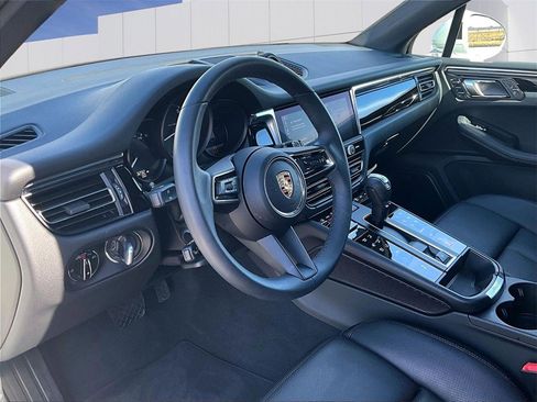 Certified 2025 Porsche Macan image 4