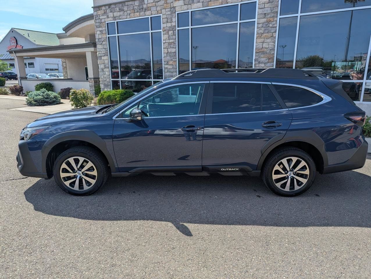 Used 2023 Subaru Outback Premium AWD/4WD image 2