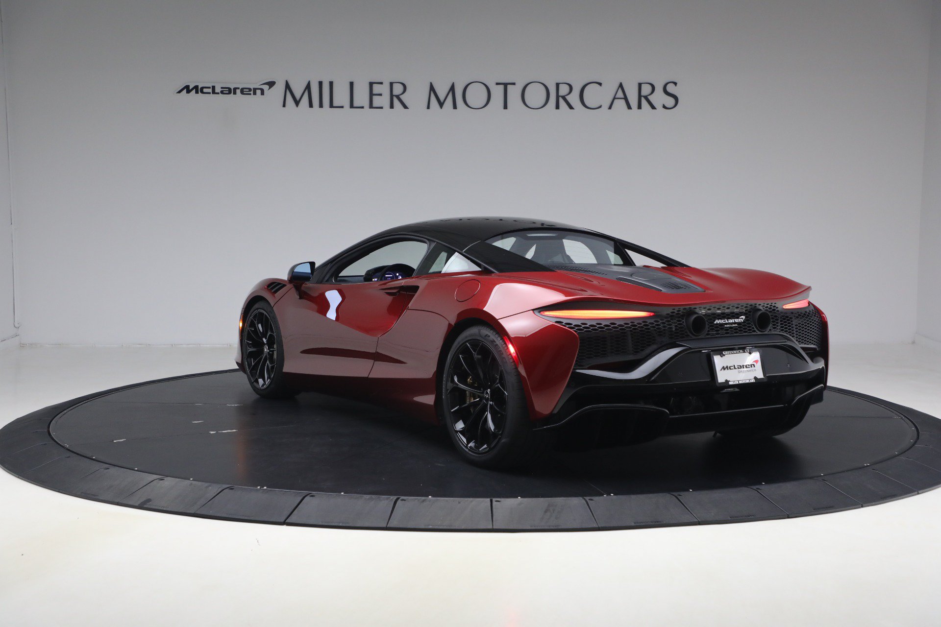 Used 2023 McLaren Artura RWD image 5