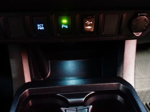 Used 2019 Toyota Tacoma SR5 AWD/4WD image 22