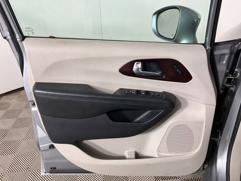 Used 2019 Chrysler Pacifica Limited image 22