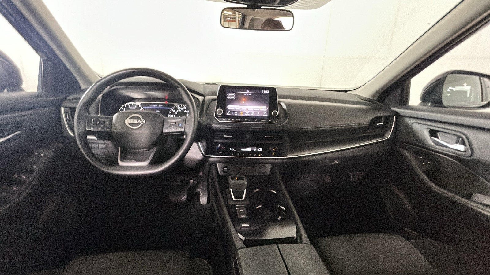 Used 2025 Nissan Rogue SV FWD image 32