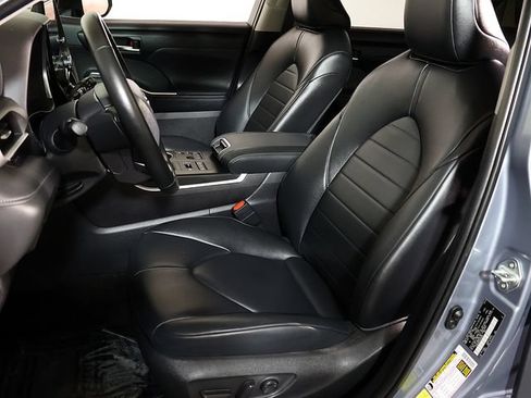 Used 2024 Toyota Highlander XLE AWD/4WD image 4