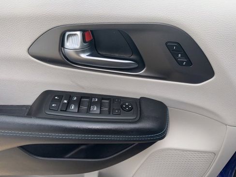 Used 2021 Chrysler Pacifica Touring-L image 30